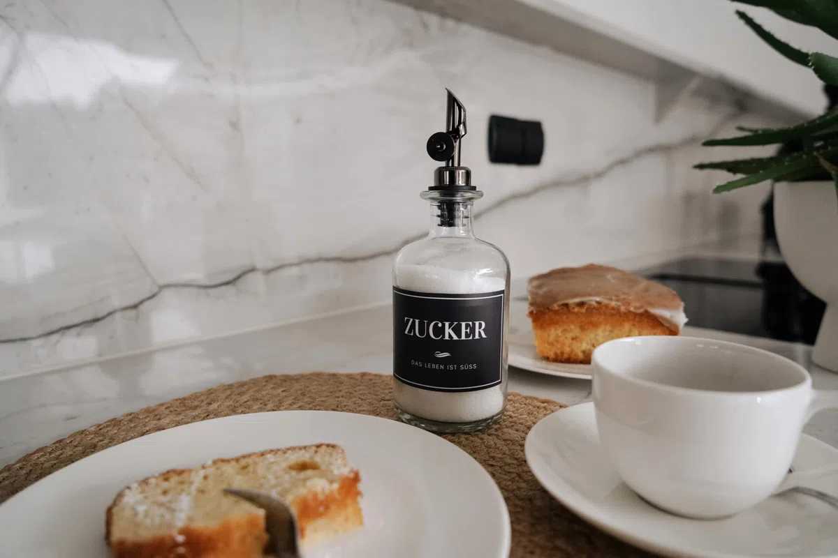 Lifestyle Lover Zuckerstreuer, Glas 350ml Flasche, Dosierer aus Edelstahl, ideal für weißer/brauner Zucker, Kakao (Zucker)