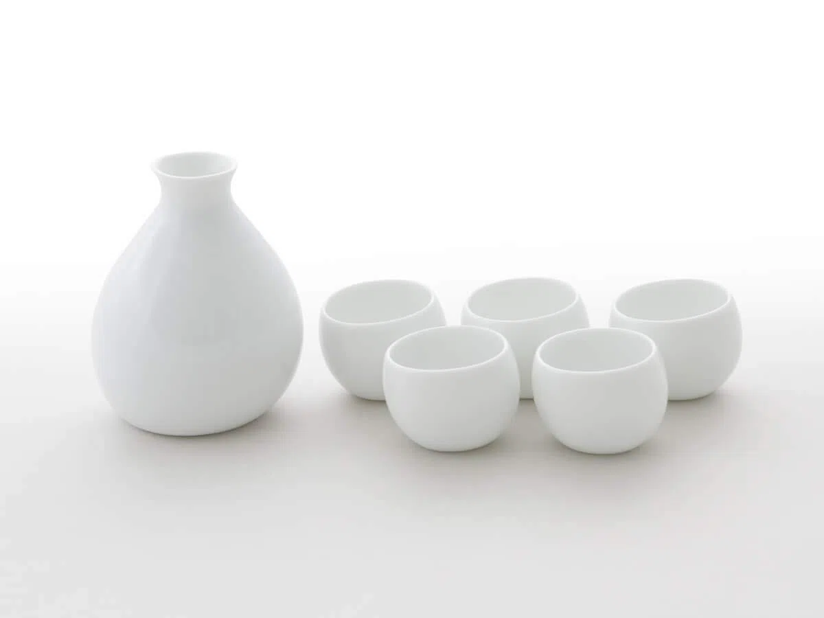 Original japanisches Sake Set Yuuki, Karaffe, ca. 400 ml, 5 Sake-Becher. Feinstes Porzellan, traditionelle Handarbeit, echte Unikate. Weiß, edle Transparenz, Design-Auszeichnungen, spülmaschinenfest