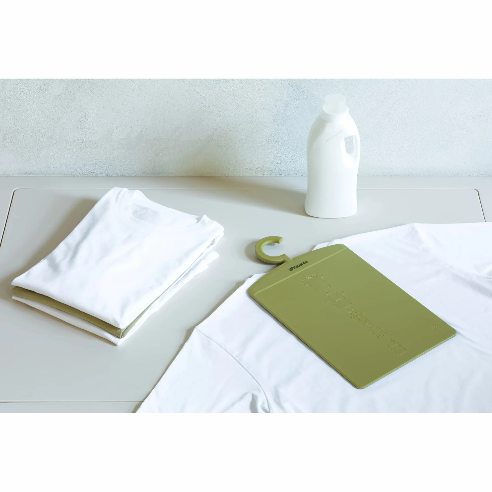 Brabantia - Faltbrett - Kleiderfaltbrett - Einfacher Tischordner - für T-Shirts & Pullover - mit Haken zum Aufhängen - Garderobenzubehör - Kleiderorganisator - Calm Green - 38,2 x 0,5 x 21,3 cm