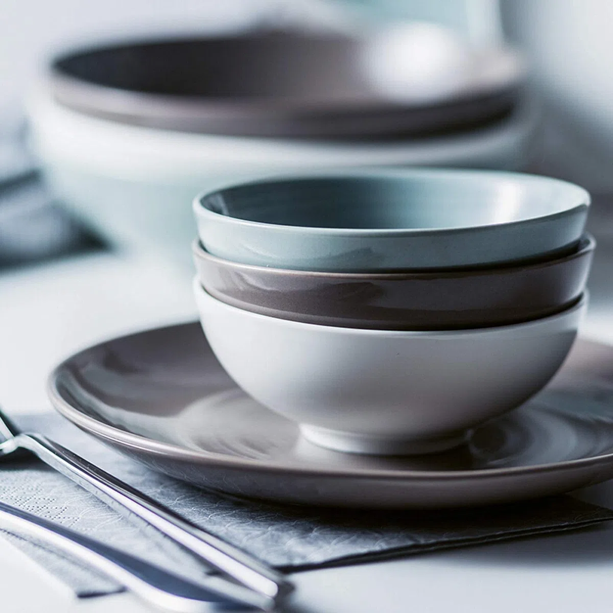 Tafelservice, Keramik-Geschirrset, 18-teilig, Porzellan-Geschirrservice mit Heller Glasur | Geschenkbox, Müslischale und Steakteller der Nordic-Serie als Hochzeitsgesche