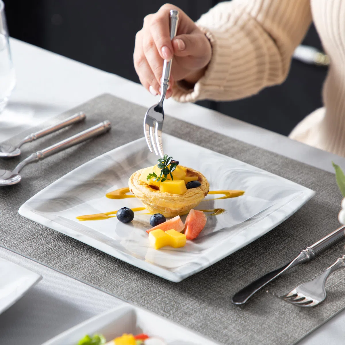 MALACASA Teller und Schüssel-Sets, 12-teiliges Porzellan-Geschirr-Set für 4, quadratische Teller und Schalen für Dessert, Salat und Suppe, Keramikgeschirr, Essgeschirr-Set, Marmorgrau, Serie Blance