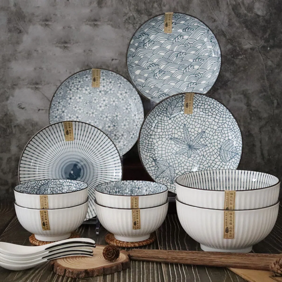 Geschirrset aus Keramik, 18-teiliges Jingdezhen-Retro-Geschirrset aus Porzellan für den Familienhaushalt für 4 Personen