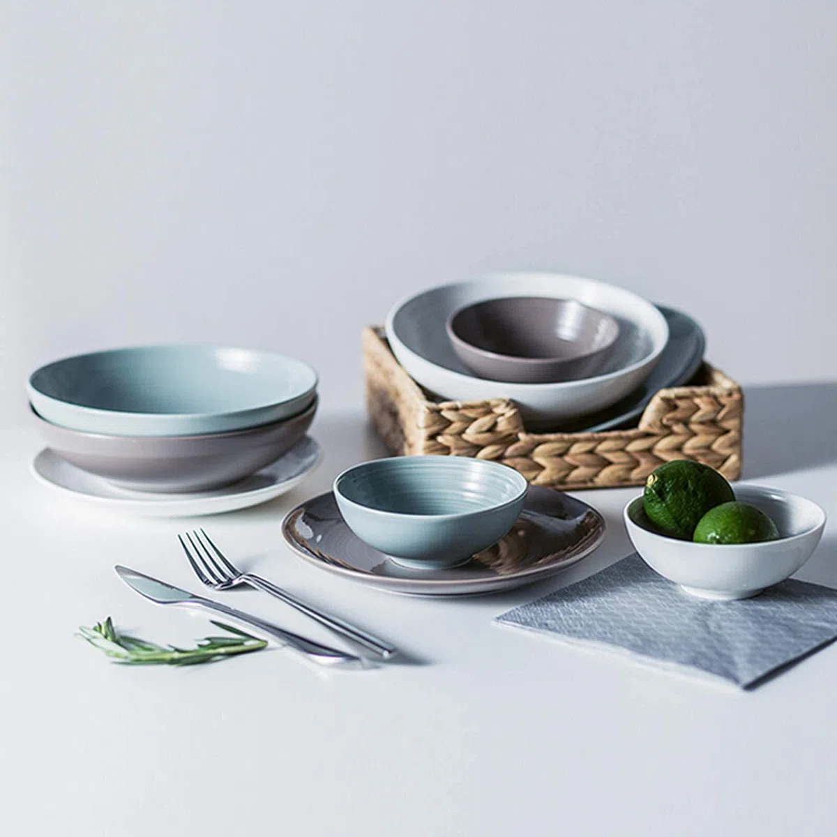 Tafelservice, Keramik-Geschirrset, 18-teilig, Porzellan-Geschirrservice mit Heller Glasur | Geschenkbox, Müslischale und Steakteller der Nordic-Serie als Hochzeitsgesche